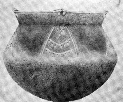 Drawing of a Lockport site ceramic vessel decorated with a motif based on the tail feathers of a &ldquo;Thunderbird&rdquo;. These patterns are common in Minnesota, Iowa, Wisconsin and Illinois but were not known in Manitoba prior to excavations at Lockport.