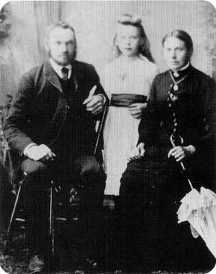 Jonas Jonasson, editor of Framfari, the first Icelandic newspaper, with family, 1890