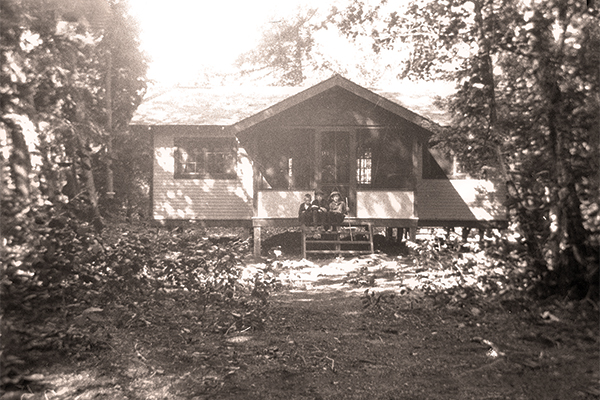 Auld cottage and yard at Victoria Beach, 1925