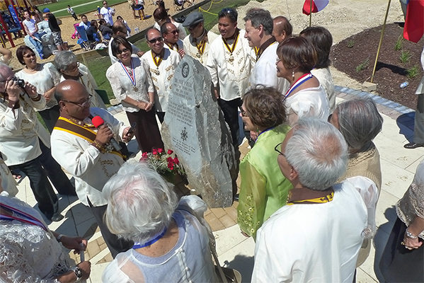 Tom Colina speaks at the unveiling of a commemorative monument at Dr. José Rizal Park in Winnpeg, 21 June 2014.