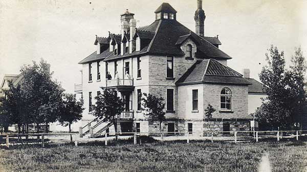 Postcard view of the Freemason’s Hospital at Morden