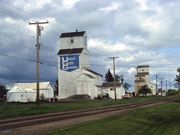 The UGG grain elevator (left) with Manitoba Pool (right) at Altamont