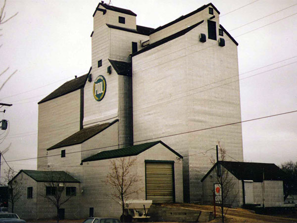 Manitoba Pool grain elevator at Altona