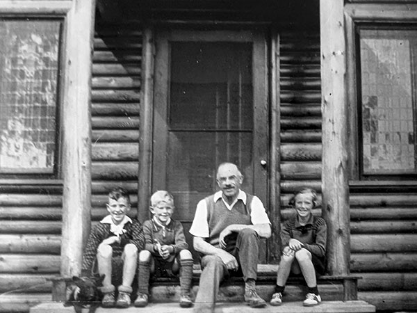 Finlay family on the steps of Armadale Cottage