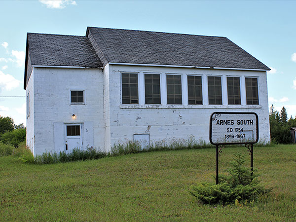 The former Arnes South School building and commemorative sign