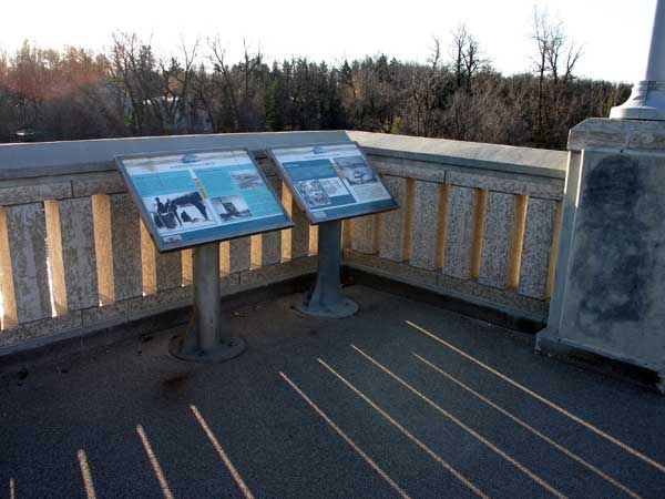 “Assiniboine River as a Barrier” plaques at N49.87198, W97.26368