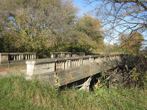 Abandoned concrete beam bridge no. 929 over the Boyne River