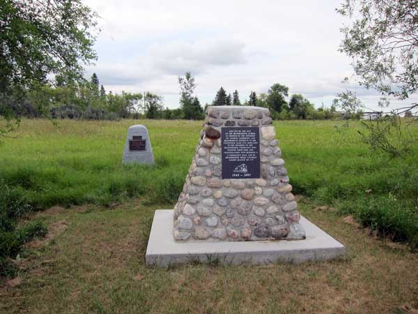 Bradwardine pioneers commemorative monuments