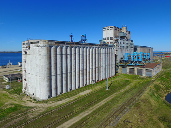 Churchill terminal elevator with grain storage bins on each side of a workhouse