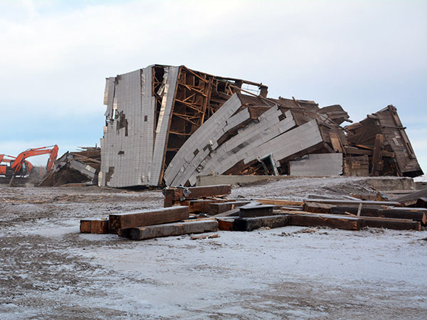 The grain elevator at Clanwilliam being demolished