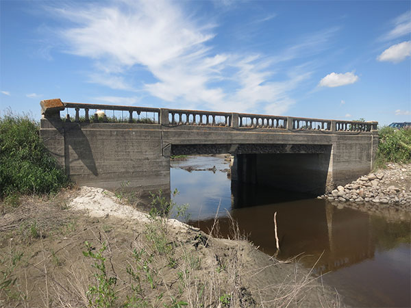 Concrete beam bridge #826 over the Oak River