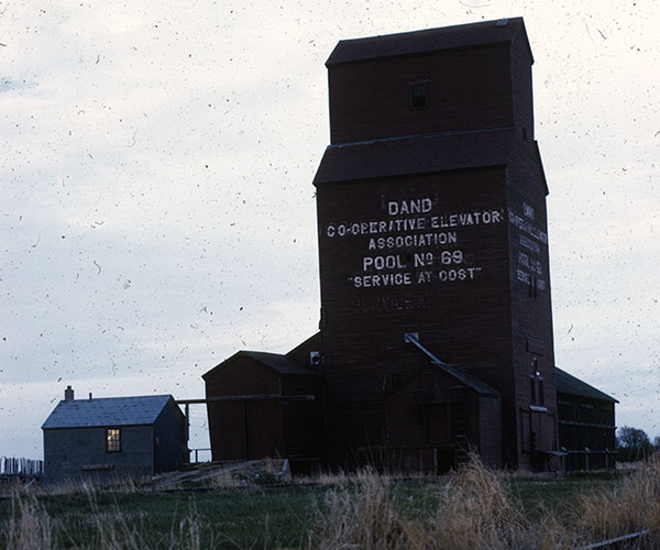 Manitoba Pool grain elevator and balloon annex at Dand