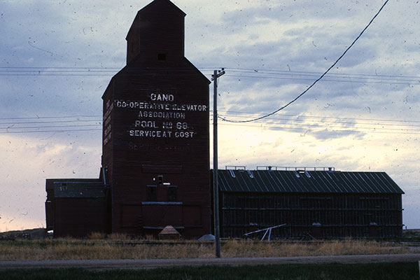 Manitoba Pool grain elevator and balloon annex at Dand
