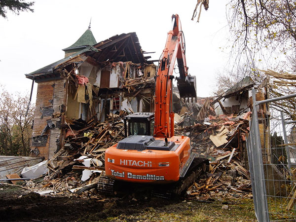 Davidson House being demolished