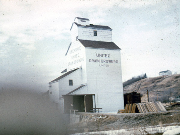 United Grain Growers elevator at Deepdale