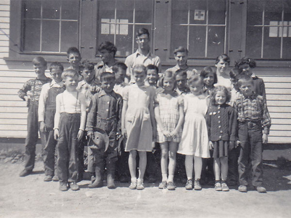 Students in front of the second Deerhorn School