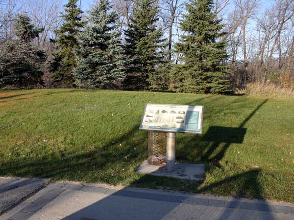 “The Land in 1875 - Early Riverlots” plaque at N49.87138, W97.26505