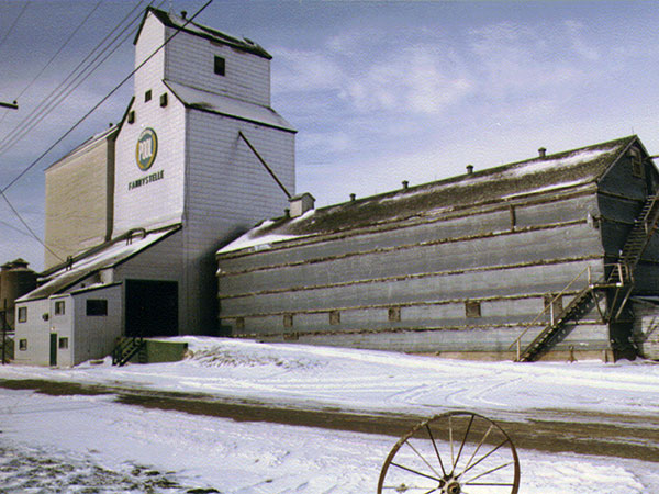 Manitoba Pool grain elevator at Fannystelle