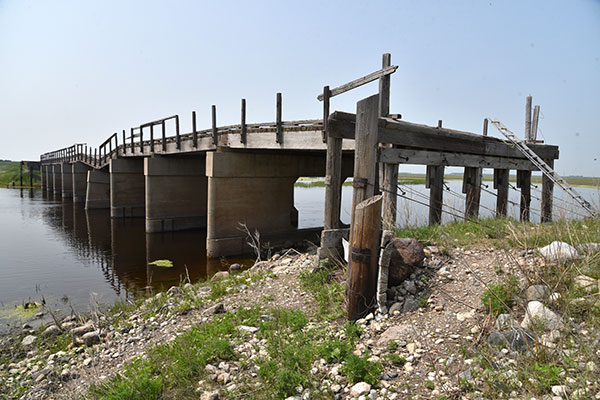 Concrete beam bridge over Souris River