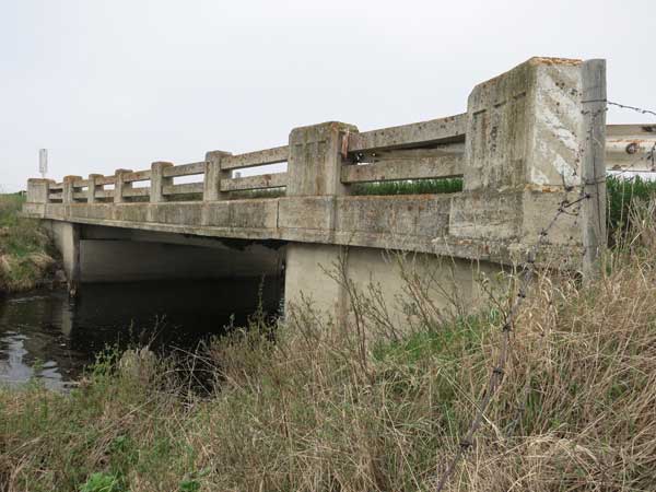 Concrete beam bridge no. 1348 over the Pembina River