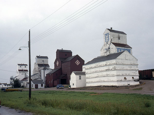 United Grain Growers elevator and balloon annex at Inglis