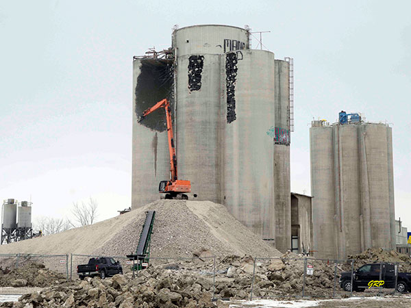 Demolition of the remaining silos from the Inland Cement plant