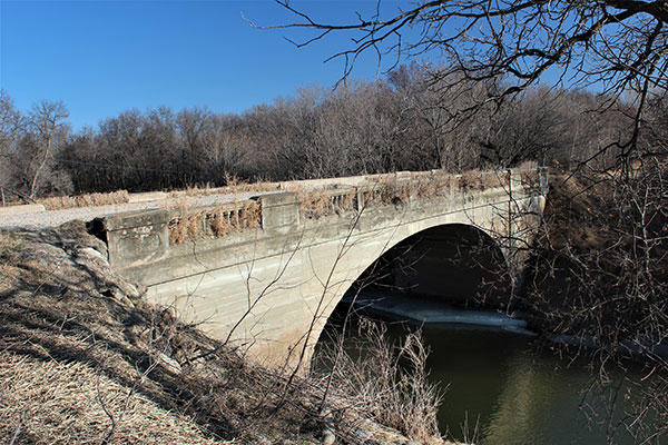 Concrete arch bridge over the Whitemud River