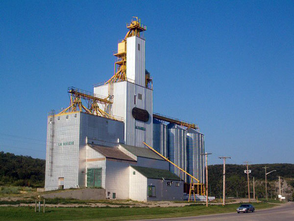 Manitoba Pool grain elevator at La Riviere