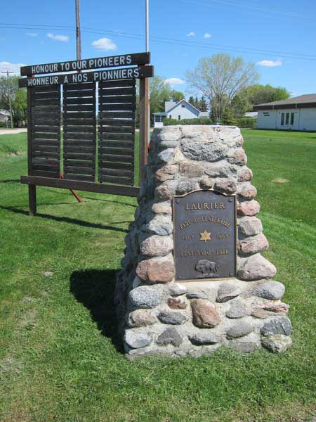 Laurier pioneers commemorative monument
