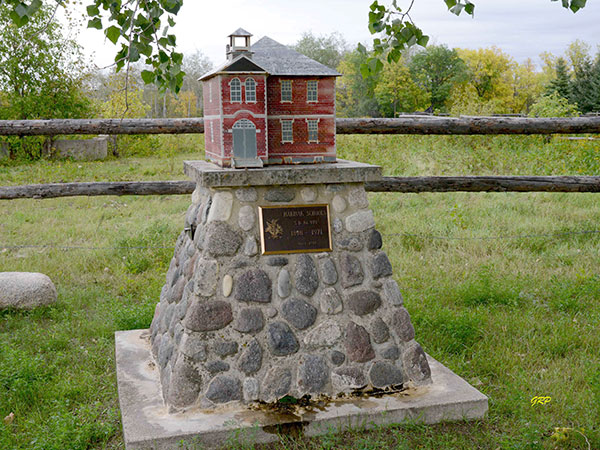 Makinak School commemorative monument