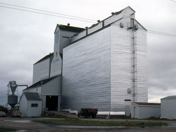 United Grain Growers grain elevator at Neepawa