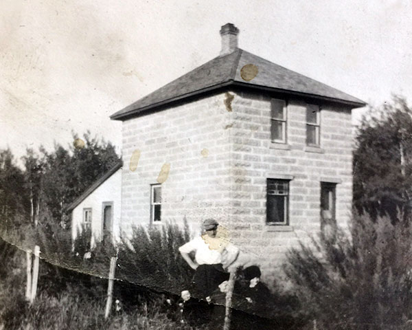 Nelson children in front of the Nelson Concrete House