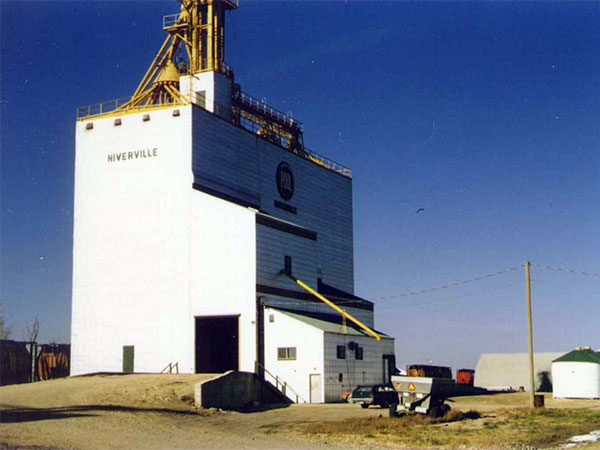 Manitoba Pool grain elevator at Niverville