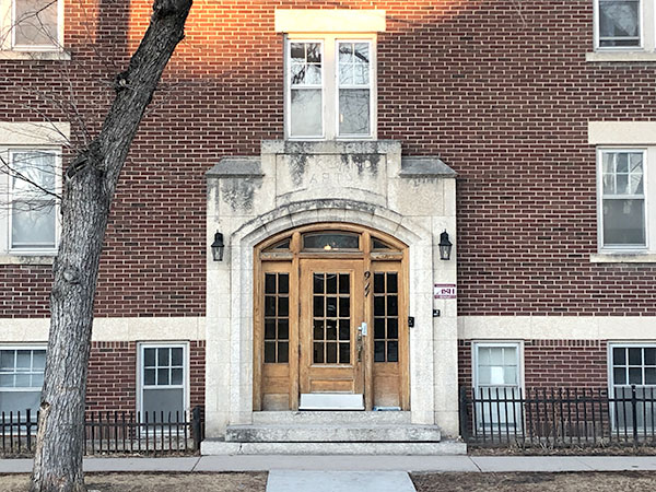 Entrance to the Oakland Apartments