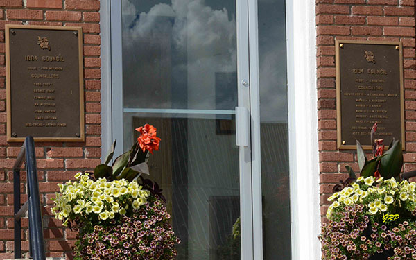 Commemorative plaques on exterior of the Pipestone Municipal Building