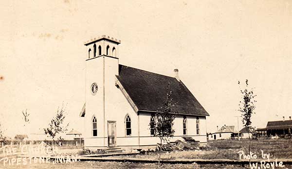 Postcard view of Pipestone Presbyterian Church