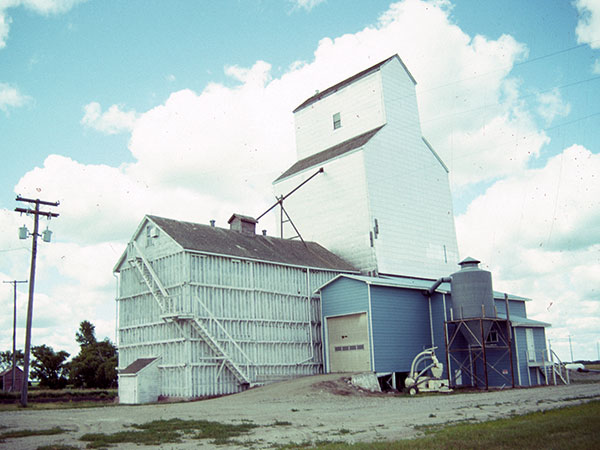Former Manitoba Pool grain elevator and balloon annex at Purves
