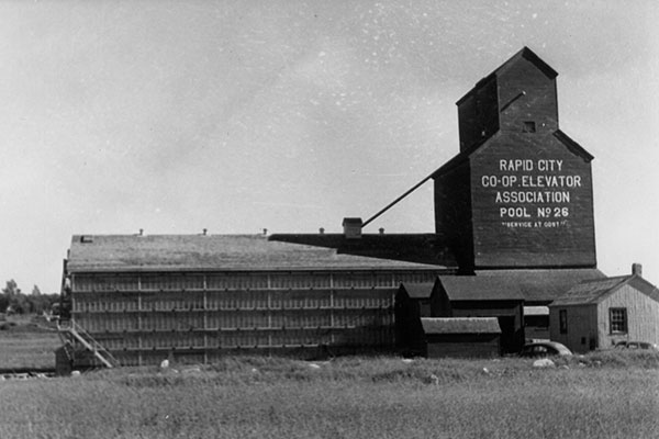 Manitoba Pool Elevator at Rapid City with its newly constructed balloon annex