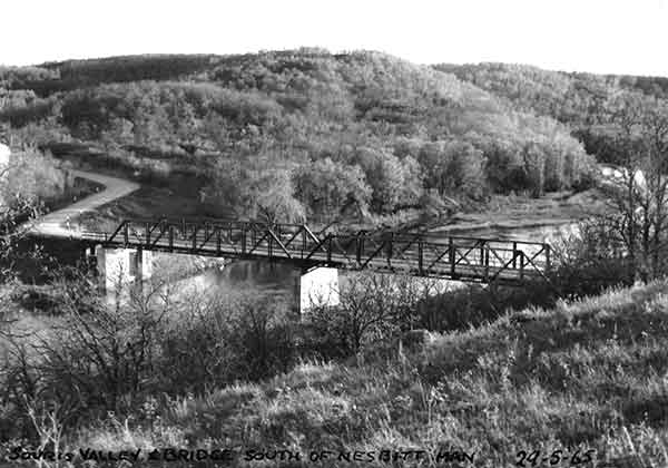 Steel pony truss bridge #1321 over the Souris River