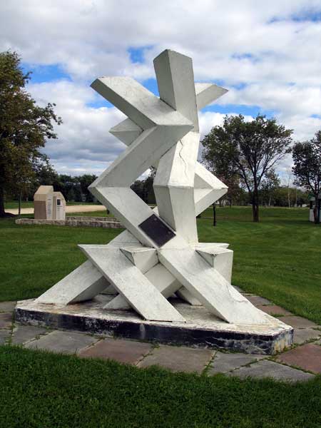 Riverton pioneers monument