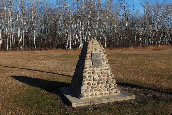 Senkiw pioneers commemorative monument