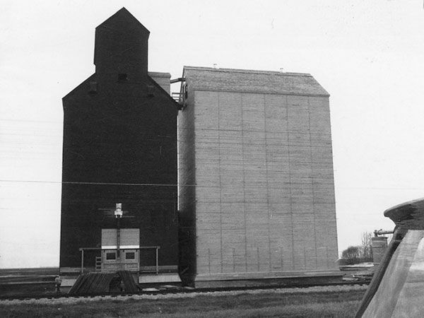 Newly constructed Manitoba Pool grain annex at Smith's Spur