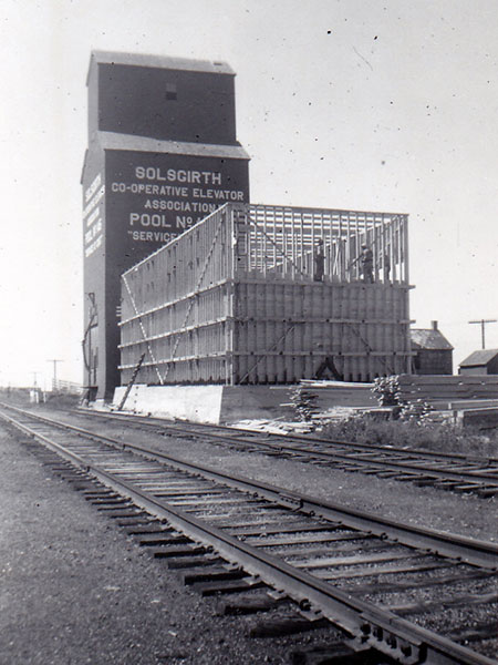 Construction of a balloon annex at the Solsgirth Pool elevator