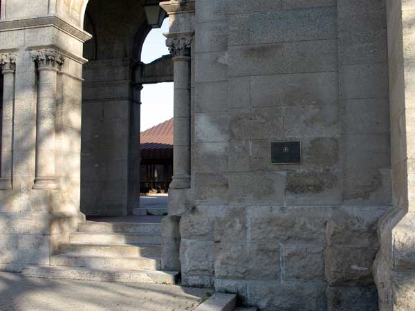 Cathédrale Saint-Boniface preservation plaque