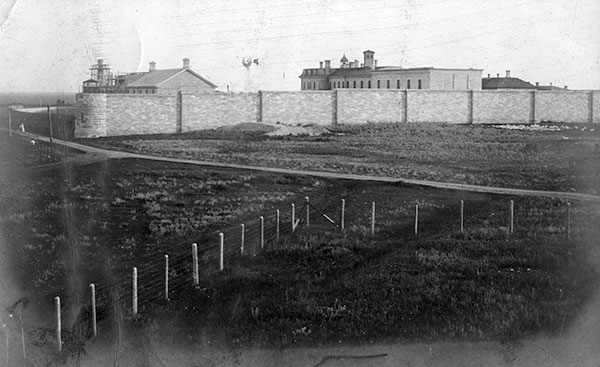 Postcard view of the Stony Mountain Penitentiary, circa 1909. The building at centre-right contained prison cells, the workshop were nearer the road, and the warden’s house was in the background.