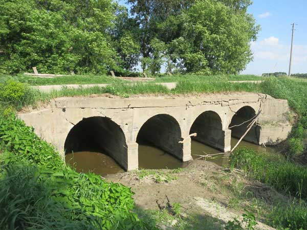 Concrete culvert bridge over South Tobacco Creek
