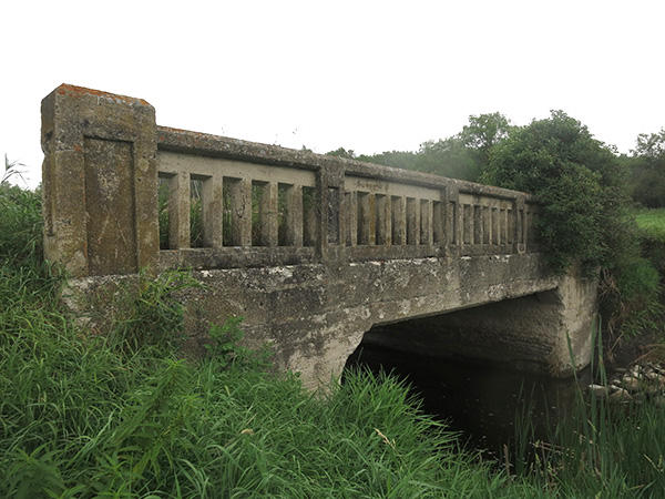 Abandoned concrete beam bridge no. 131 over Bosshill Creek