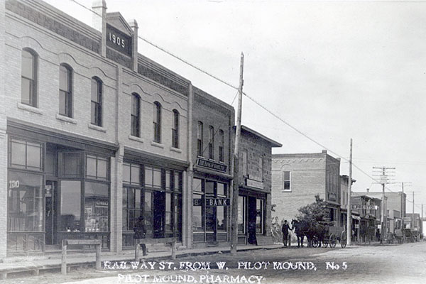 Bank of Hamilton (centre) on Railway Street South