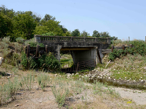 Abandoned concrete beam bridge no. 305 over Baileys Creek