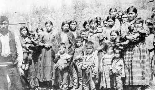 Women of Deer’s Lake East Band, June 1910.